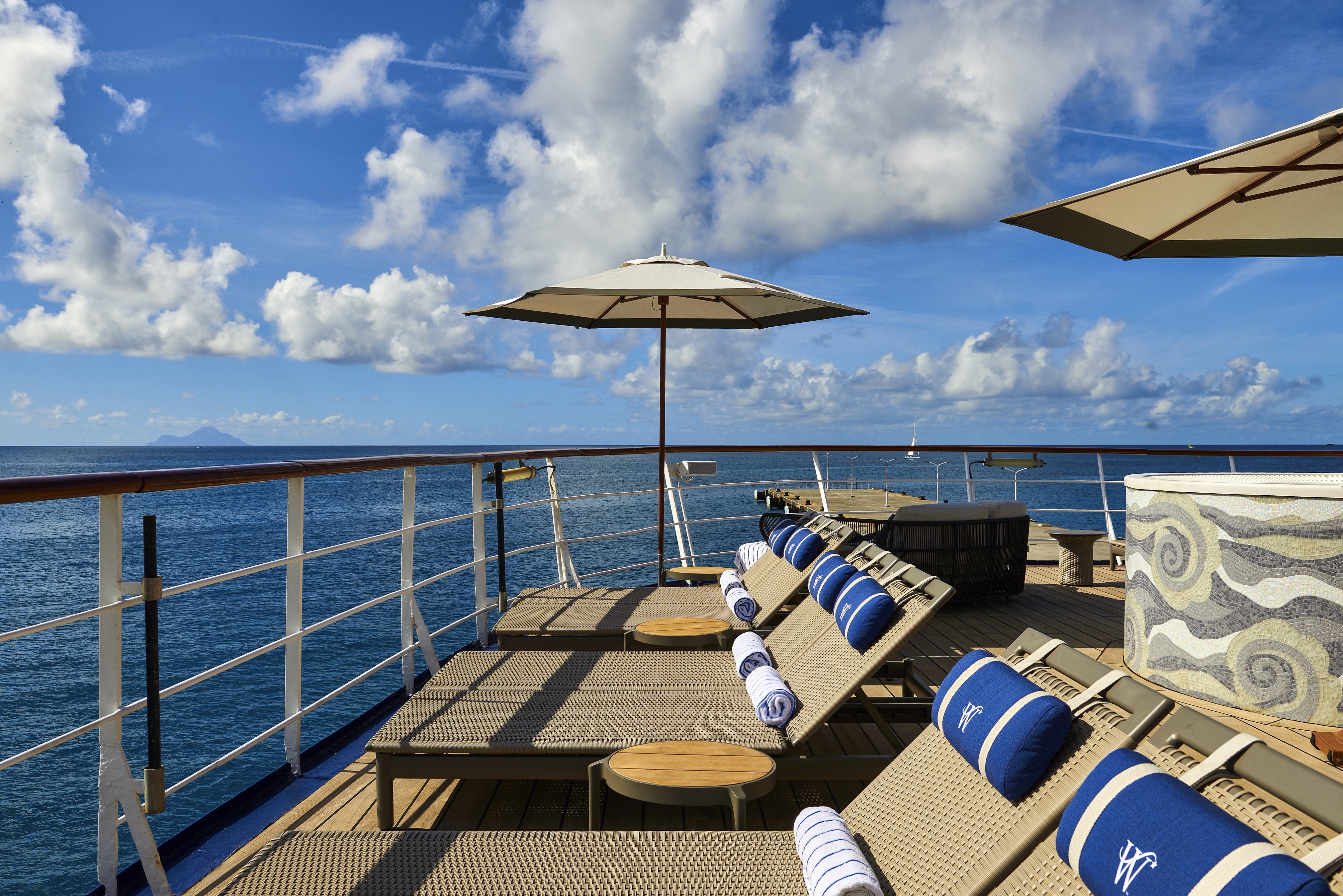 Wind Surf - Pool Deck & Bar